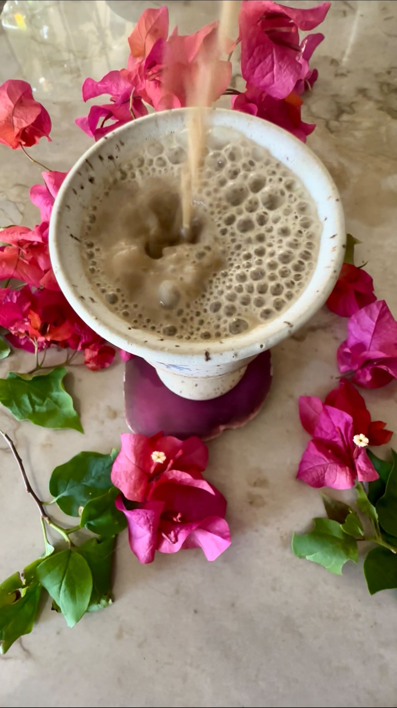 Esa etapa donde tienes demasiado encima… y no sabes si necesitas un nuevo plan, cambiar de país, cambiar de trabajo… o simplemente dejar de sentirte tan saturado(a).

A veces no estás mal.
A veces estás en una transición.

Con la mente acelerada.
El cuerpo cansado.
El corazón cargado.
Y demasiadas emociones encima.

Para esos momentos, tengo dos remedios que amo:

Soul Drops

Con reishi, pétalos de rosa y rhodiola
→ para claridad, energía emocional y volver a sentir qué sí está alineado contigo.

Rejoice

Con cacao, mucuna, reishi y maca
→ para subir el ánimo, apoyar el sistema nervioso, traer enfoque y darte energía con una sensación más liviana.

Si estás en ese momento de vida donde no sabes si avanzar, cambiarlo todo o sentarte a llorar…
empieza por regular tu sistema y apoyar tu mente con plantas. 🌿

🌿 Todo está en el link de la bio
📍Visita la botica en Cabarete
🚚 Pide online para entrega nacional
🛵 O por Komida app

.
#RemediosNaturales
#ApoyoEmocional
#SaludHolistica
#Adaptogenos
#PlantasMedicinales