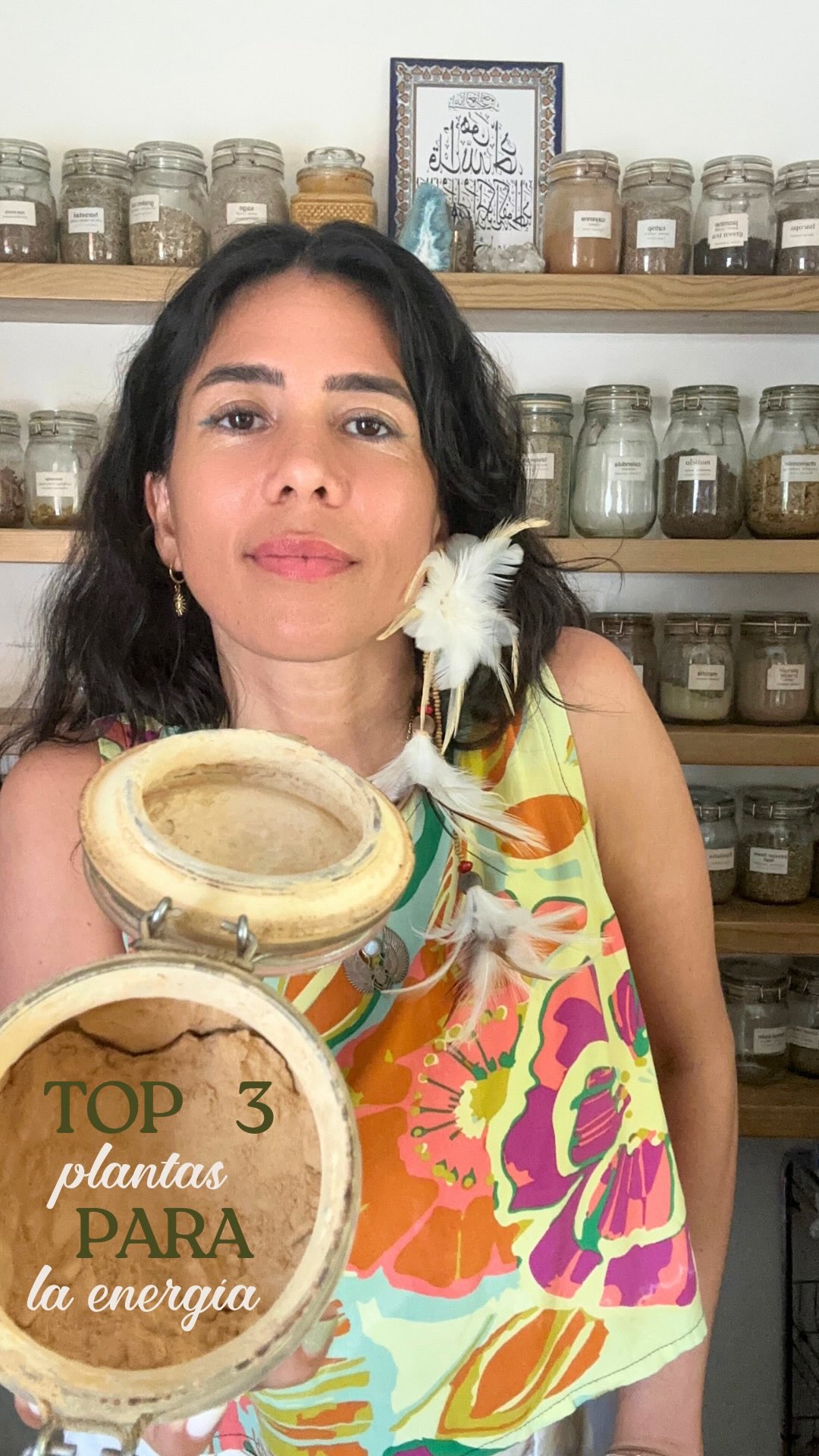 Tres plantas que amo cuando necesito claridad, enfoque y energía real 🌿⚡

Si últimamente te sientes drenada, dispersa o con la mente lenta, estas tres pueden convertirse en tremendas aliadas:

• Maca → vitalidad y resistencia
• Eleutero (ginseng siberiano) → apoyo adaptógeno para estrés, fatiga y rendimiento
• Gotu kola (centella asiática) → memoria, enfoque y claridad mental

Son plantas conocidas por apoyar el sistema nervioso, la concentración y la energía sostenida… sin tener que depender de puro café ☕👀

Y una de mis formas favoritas de tomarlas es en polvo, mezcladas con leche vegetal, miel, azúcar de coco y manteca de cacao 🤎
Caliente o fría… queda deliciosa.

Y si quieres algo ya listo, en la botica tenemos varias fórmulas que incluyen estas aliadas:

• Mindful Brain Tonic → mezcla en polvo con maca, eleutero (ginseng siberiano), gotu kola y melena de león, entre otras plantas y hongos, diseñada para apoyar enfoque, claridad mental y energía sostenida. Muchos clientes lo aman como sustituto del café.

• Vital Energy Superior Tonic → extracto líquido con eleutero, rhodiola y moringa, ideal cuando necesitas apoyo para energía física y mental… ya sea para entrenar, estudiar o rendir mejor en el día.

• Brain Power Herbal Tea → una mezcla herbal para apoyar enfoque, concentración y memoria, con gotu kola entre sus plantas clave.
Y sí, la gotu kola también está dentro del Mindful 💚

Si te gustan este tipo de videítos donde te comparto plantas que de verdad uso, formulo y recomiendo, dime cuál quieres que te explique después 🌿

Pásate por la botica, ordénalo online para delivery nacional o pídelo por Komida 💚

#PlantasMedicinales
#EnergiaSinCafe
#FatigaMental
#Adaptogenos
#MemoriaYConcentracion