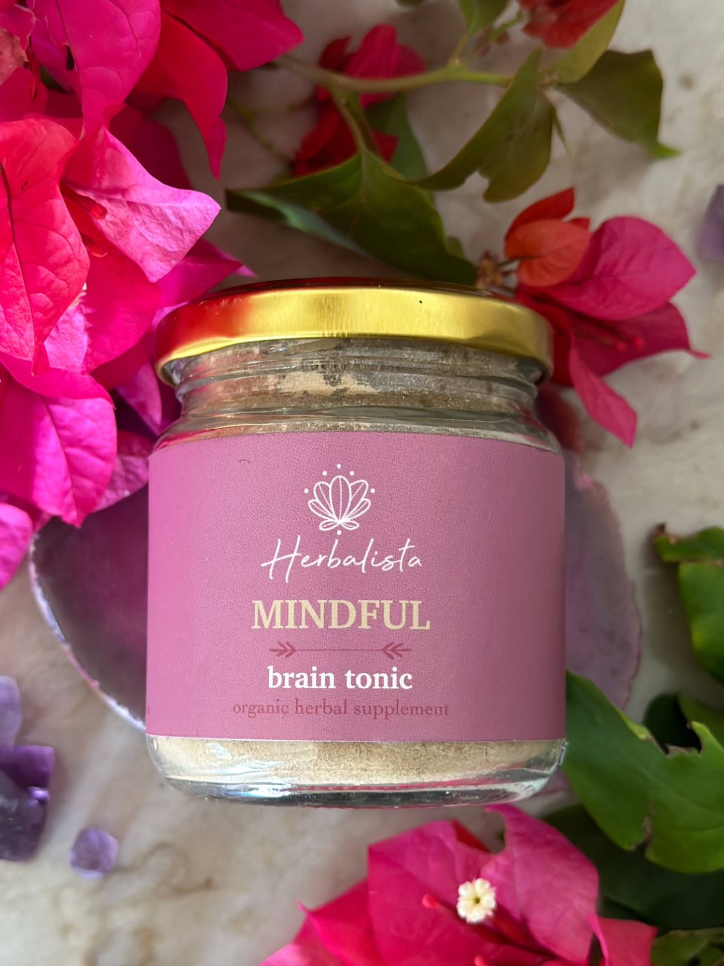 Si sientes que tu mente no está rindiendo como antes… sigue leyendo.

Hay días que uno amanece como en neblina mental, se le olvidan las cosas, no se concentra igual, o siente el cerebro cansado del corre-corre.

Para eso está MINDFUL ✨
Un blend herbal y funcional hecho para apoyar:

🌿 enfoque
🌿 claridad mental
🌿 memoria
🌿 concentración

 Con ingredientes seleccionados específicamente para apoyar el sistema nervioso, la función cognitiva, la claridad mental y la resiliencia del cerebro a largo plazo como Lion’s Mane, Maca, Gotu Kola y Dandelion Root.

Lo puedes usar súper fácil:
- Hechandole una cuchara al café 
o te haces tu latte/potion y conviertes eso en tu ritual.

Ojo! Agregar el mindful como ritual diario se puede volver adictivo. 

De esos productos que uno prueba y dice:
“ok… esto sí me hacía falta.” 😮‍💨✨

📍Pásate por la botica en Cabarete 
💻 Ordena online para delivery nacional
🛵 O pídelo por Komida app si estás en Cabarete y Sosua

Todos los enlaces están en la bio 

Si quieres el link directo, escríbeme MINDFUL 💌

#SuplementosNaturales
#SaludNatural
#MedicinaNatural
#Herbolaria
#BienestarIntegral