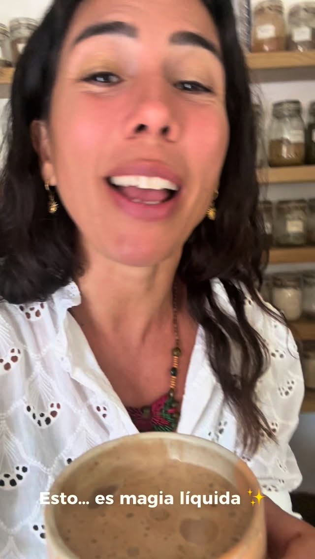 Esto no es cualquier latte…

Es una pósima que me acompaña desde hace más de una década cuando empecé con la herbolaria y descubrí el poder real de las plantas. 🌿✨

No solo para el cuerpo, sino pa’ la mente, el corazón, el espíritu… 

Desde ese momento, empecé a mezclar cacao con hongos funcionales, superplantas en polvo, leche vegana casera y cremosa, grasa buena (como aceite de coco o ghee) y un toquecito dulce que hace suspirar.

Y desde ahí, no he parado. Literalmente: estas recetas me han sostenido en todos momentos, me han dado energía pa’ estudiar, entrenar, criar, crear, y también me han subido el mood cuando la vida te entra duro como se le entra a la conga.

💫 Estas pósimas son medicina deliciosa. Y cuando las pruebes… entiendes.
No hay vuelta atrás. Es como la mafia, una vez a dentro no hay salida. 

🧪 Puedes venir a probarlas en la herbolaria en Cabarete, pedirlas por komida App, o hacerlas tú misma en casa con nuestros blends:

🌈 REJOICE – alegría, dopamina, flow… con cacao, reishi y maca.

🍄 FUNGI TONIC – inmunidad, resistencia, full power… con cordyceps, chaga, y especias chai.

🧠 MINDFUL – enfoque, claridad mental, creatividad… con lion’s mane, gotu kola y maca.

Todo está disponible en la tienda física, por WhatsApp, en el website, o en komidaapp si estás en Cabarete.

📦 Enviamos a todo RD.

Todos los enlaces están en bio

Créeme, esta es el mejor upgrade que te puedes regalar hoy.
Tu mente, tu cuerpo y tu alma lo van a agradecer.

#HerbolariaDominicana #PócimaFuncional #PlantBasedMagic #CacaoConPoder #ElixirDelBueno MoodElevator RejoiceBlend FungiTonic MindfulLatte GlowDesdeAdentro